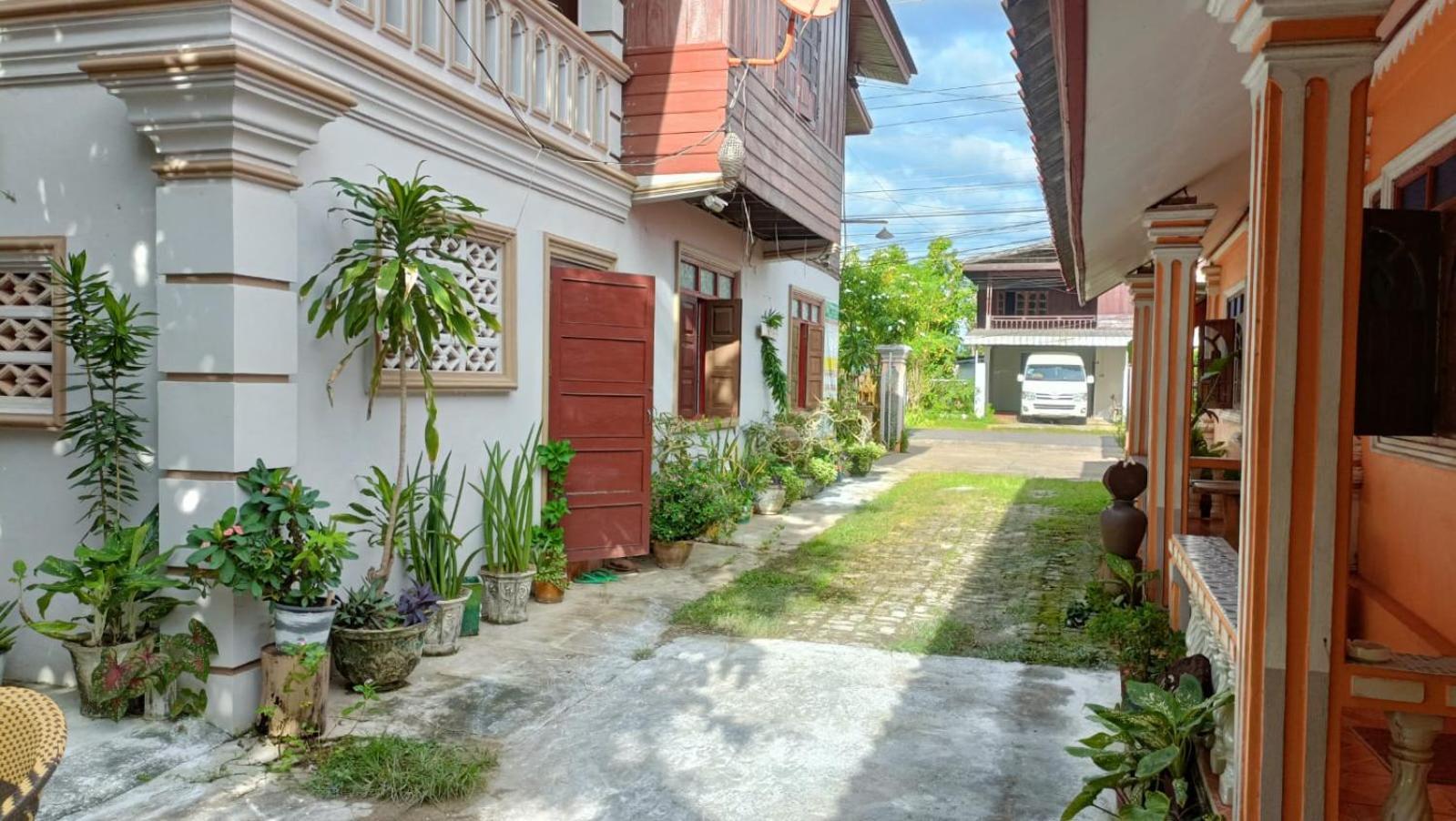 Khamphouy Guesthouse Champasak Exterior foto